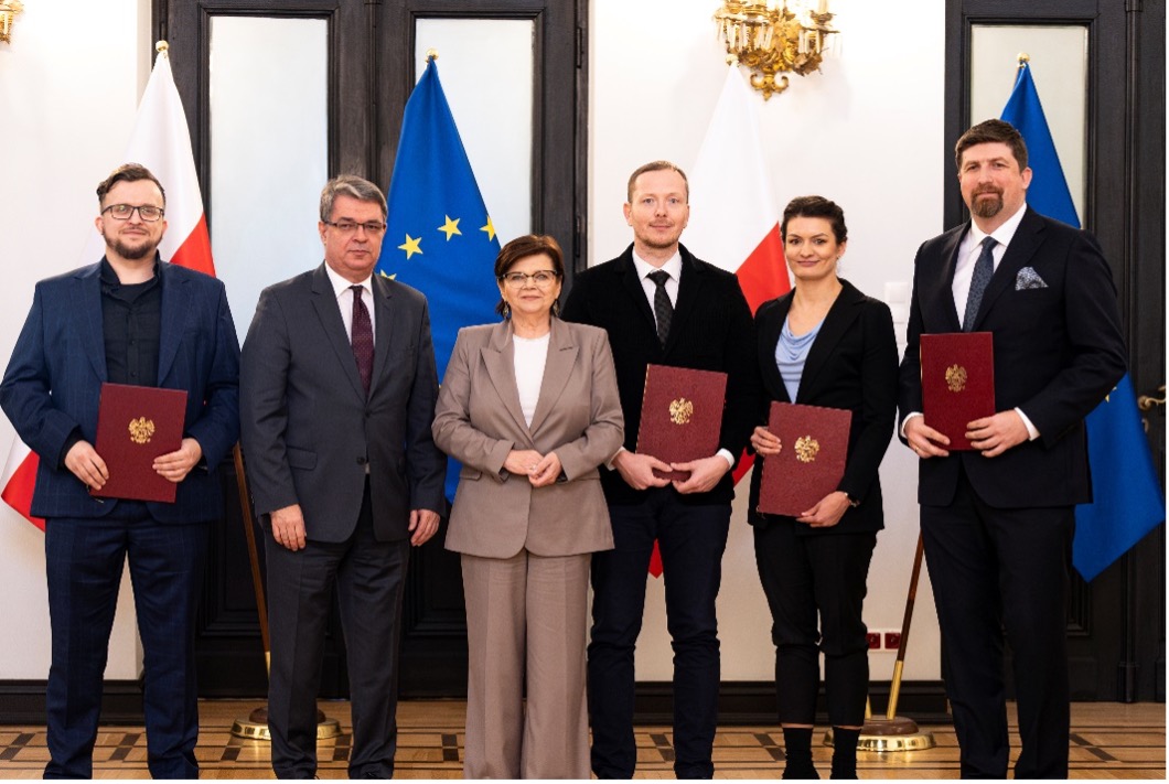 Z radością informujemy, że dr hab. n. med. Andrzej Eljaszewicz, członek zespołu badawczego MetALL, został uhonorowany prestiżową nagrodą Ministra Zdrowia za wybitne osiągnięcia naukowe . Nagroda została przyznana zespołowi Uniwersytetu Medycznego w Białymstoku za przełomowe badania nad immunologicznymi mechanizmami chorób zapalnych oraz regeneracji i gojenia tkanek. W skład nagrodzonego zespołu, weszli także: dr hab. n. med. Łukasz Bołkun, dr n. med. Marlena Tynecka oraz dr hab. n. med. Kamil Krzysztof Grubczak. Wyróżnienie to jest dowodem na wyjątkowy wkład w rozwój nauk medycznych oraz praktyczne zastosowanie wyników badań w obszarze klinicznym. Podczas uroczystości wręczenia nagród Minister Zdrowia, Izabela Leszczyna, podkreśliła, że osiągnięcia laureatów stanowią fundament sukcesów polskiej medycyny i systemu szkolnictwa wyższego. „Za sukcesami polskiej medycyny stoją wybitni naukowcy, nauczyciele akademiccy – wspaniali ludzie, którzy tworzą nową historię systemu medycznego szkolnictwa wyższego” – powiedziała Minister. Badania prowadzone przez zespół dr. hab. Andrzeja Eljaszewicza nie tylko dostarczają kluczowej wiedzy na temat mechanizmów chorób zapalnych, ale również mają potencjał, by znacząco poprawić metody leczenia oraz procesy regeneracji tkanek. Serdecznie gratulujemy wyróżnienia i jesteśmy dumni, że tak wybitny naukowiec związany jest z projektem MetALL. Życzymy dalszych sukcesów naukowych i zawodowych!